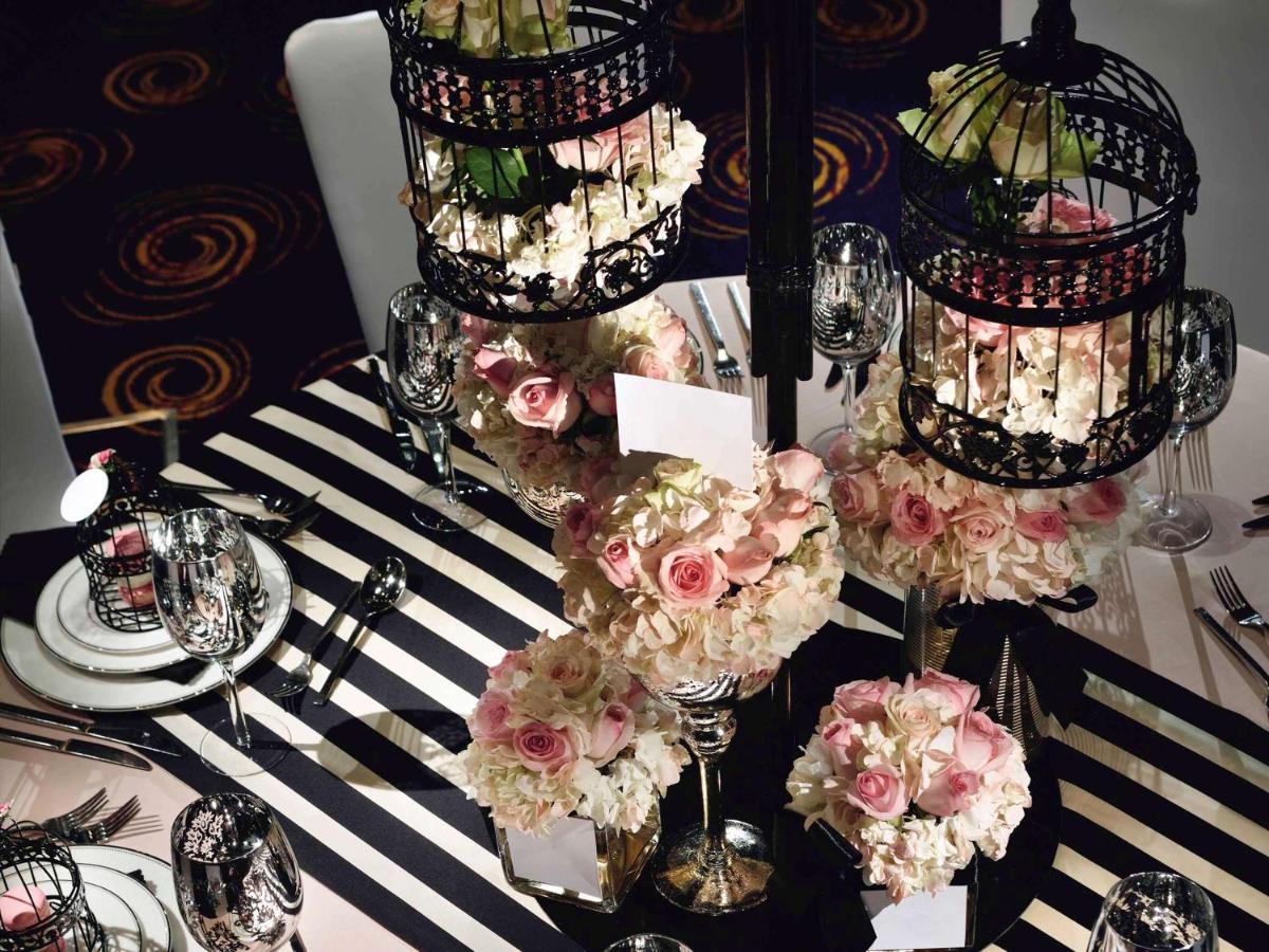 Mövenpick Hotel Jumeirah Beach Dubai Exterior foto A table decorated with flowers