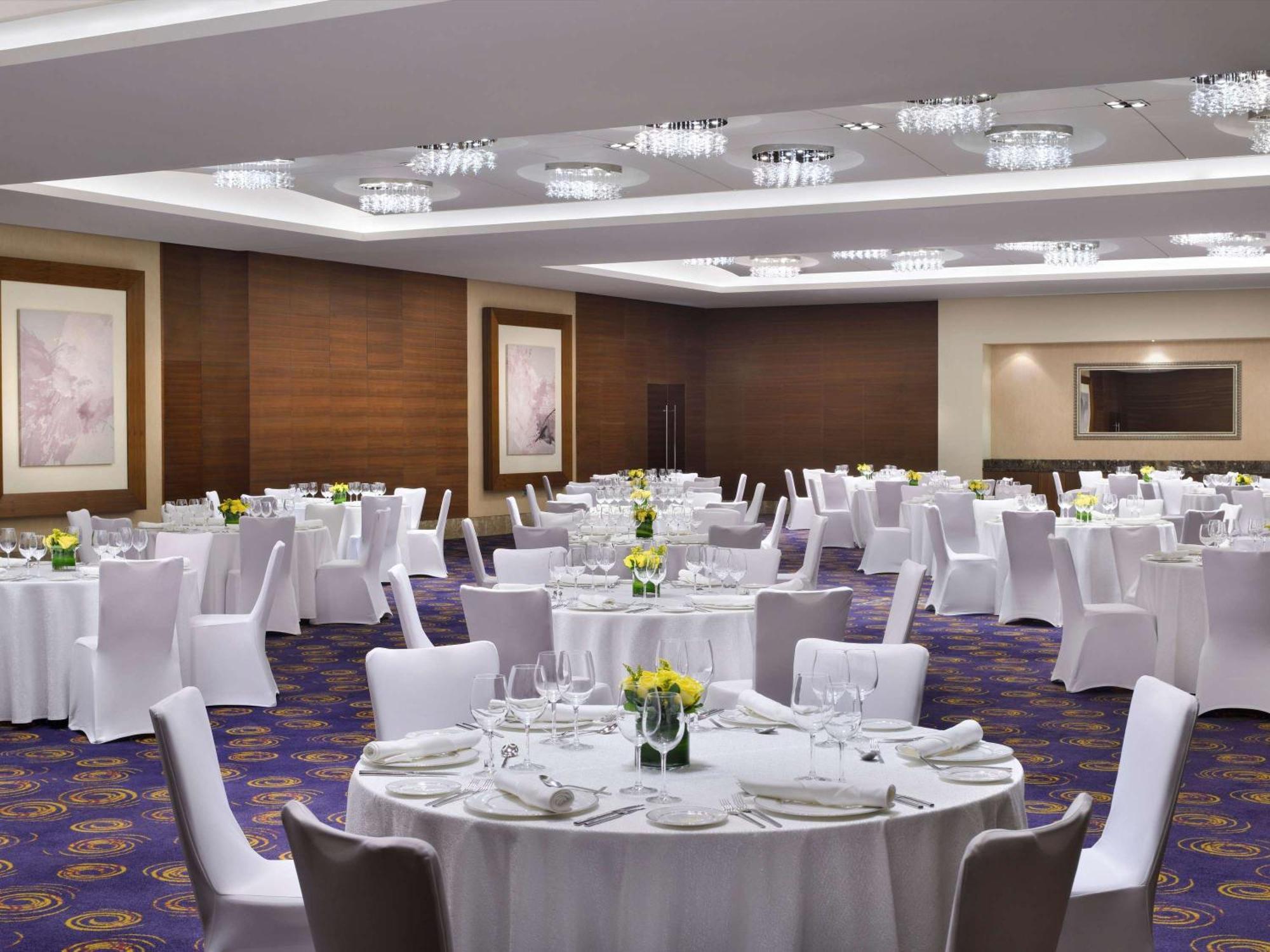 Mövenpick Hotel Jumeirah Beach Dubai Exterior foto The ballroom at the hotel