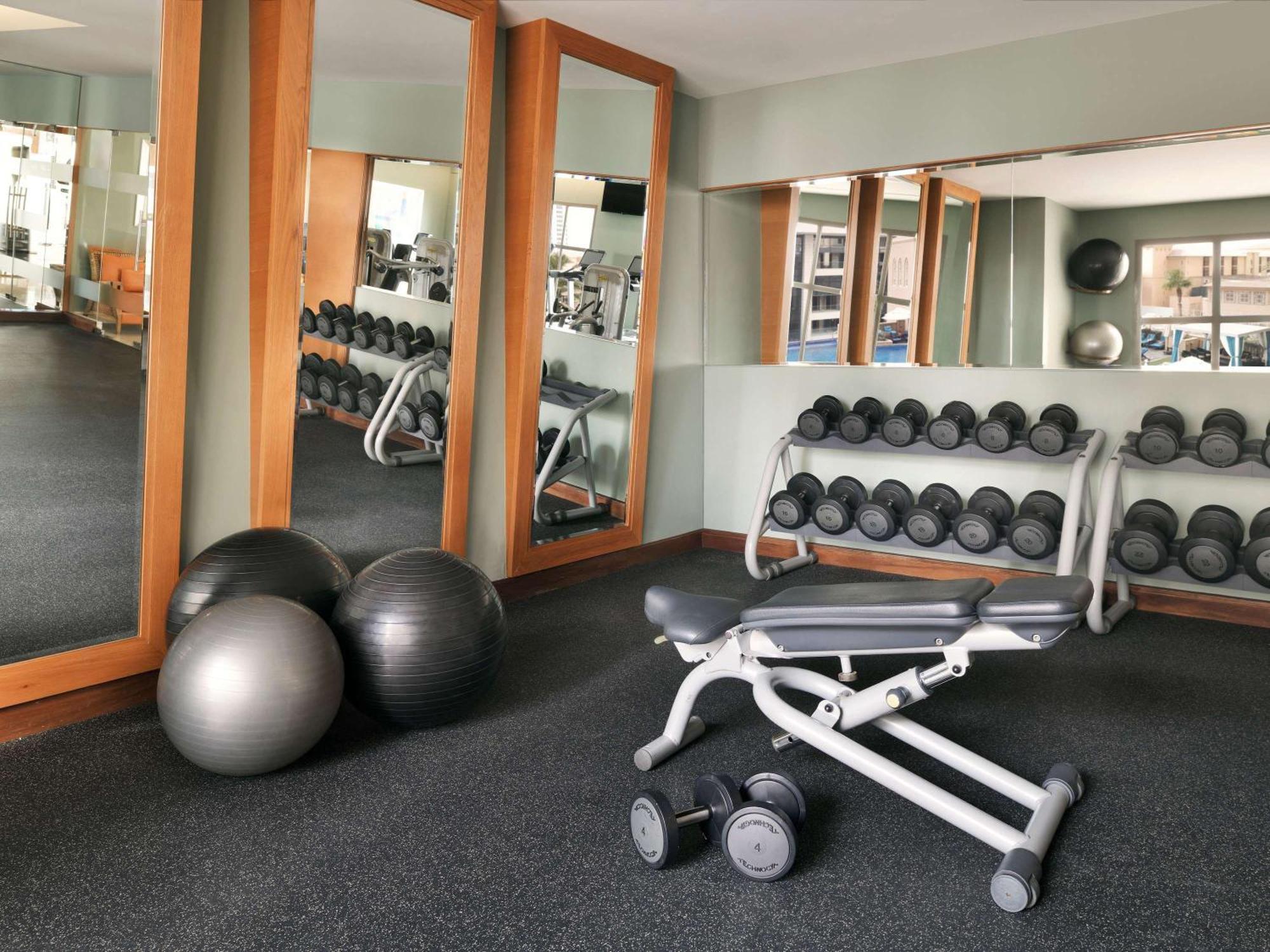 Mövenpick Hotel Jumeirah Beach Dubai Exterior foto A typical gym