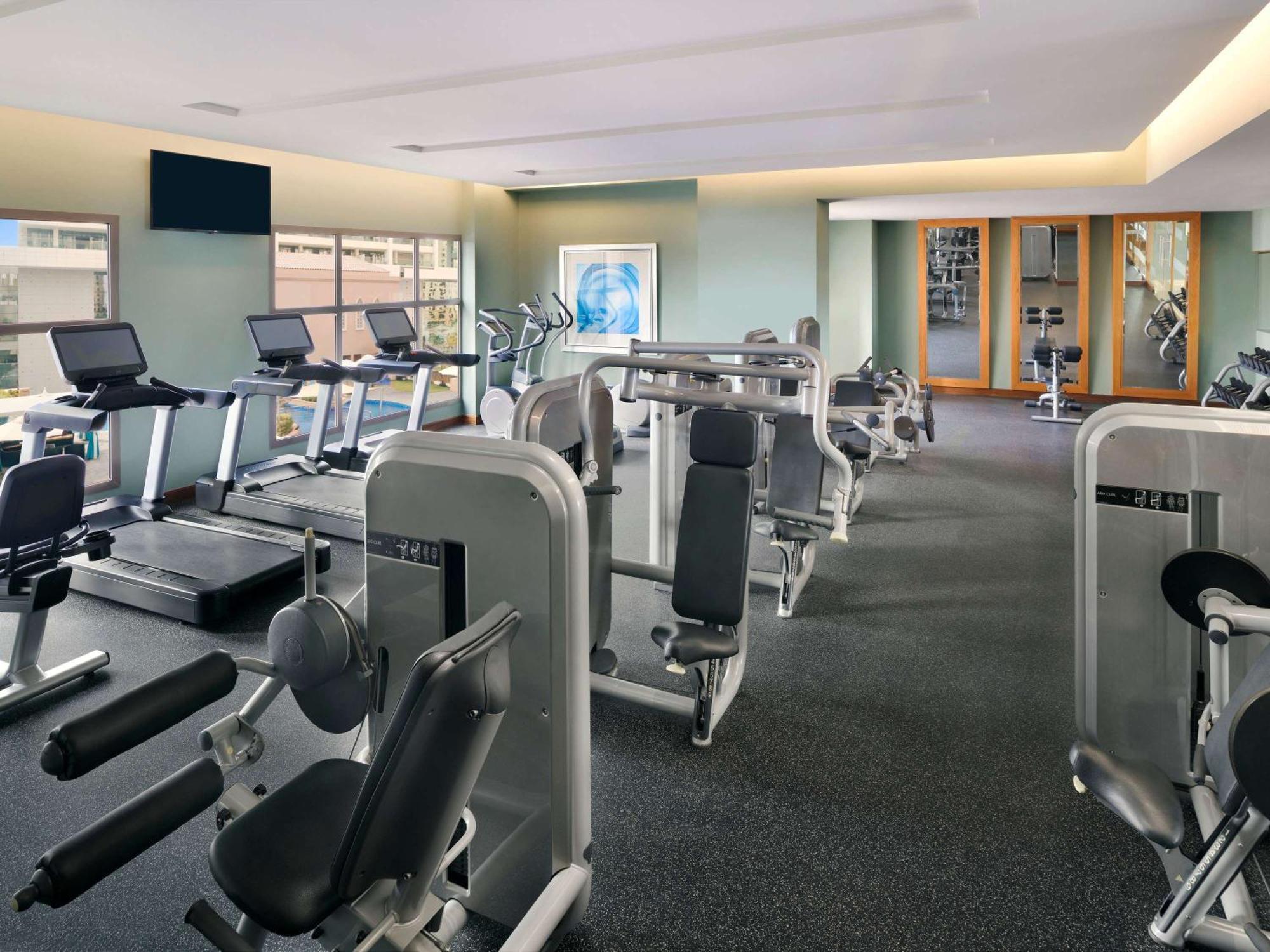 Mövenpick Hotel Jumeirah Beach Dubai Exterior foto The gym at the hotel