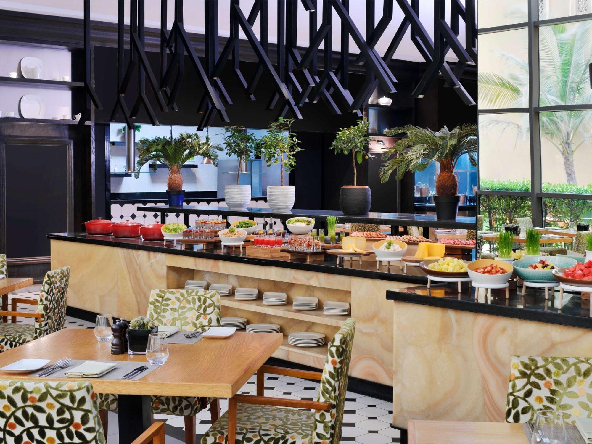 Mövenpick Hotel Jumeirah Beach Dubai Exterior foto The restaurant