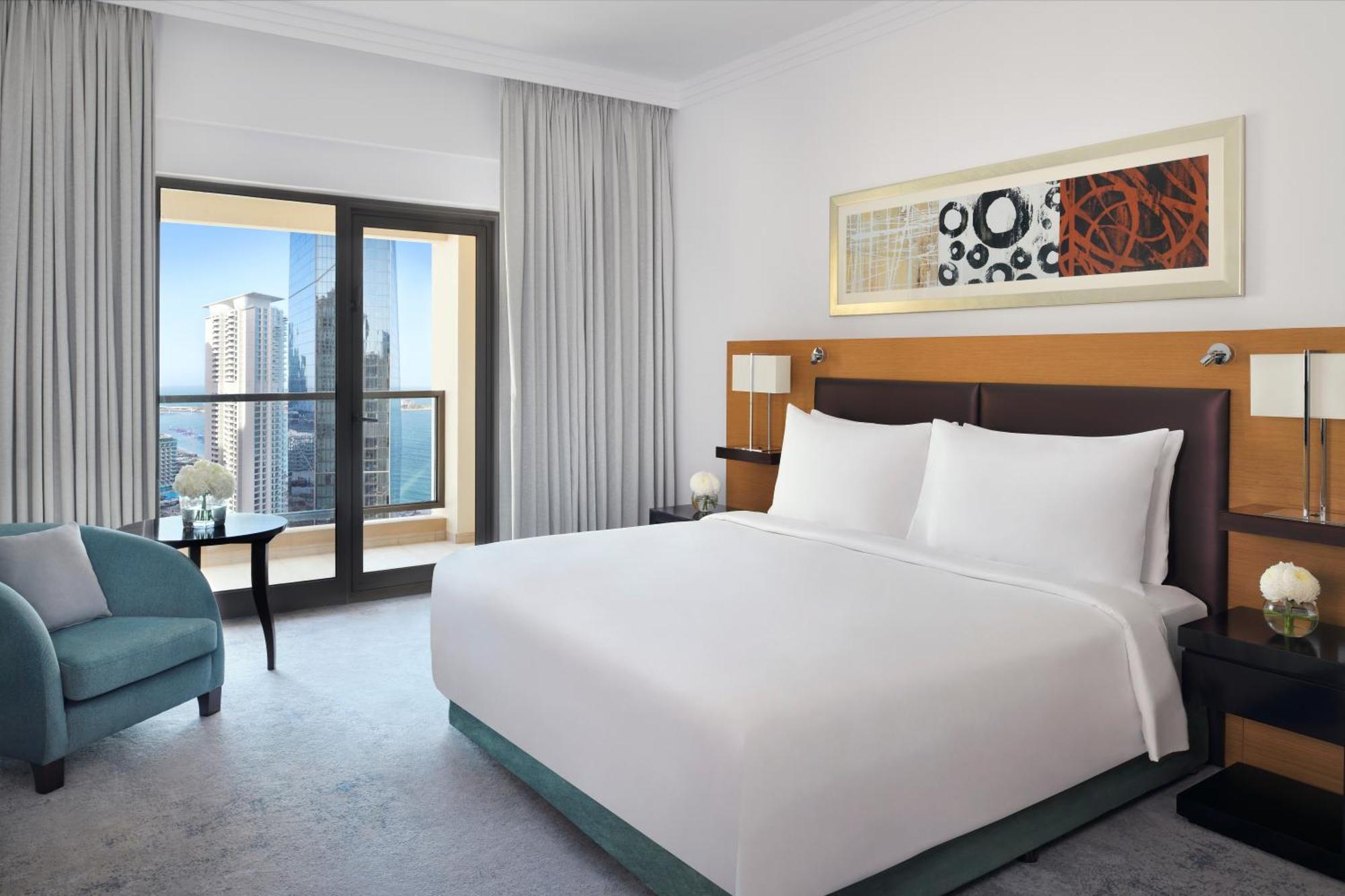 Mövenpick Hotel Jumeirah Beach Dubai Exterior foto A bedroom at the hotel